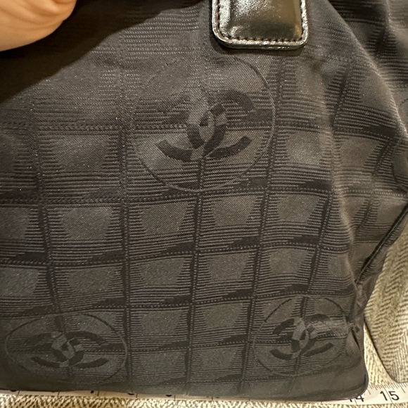 CHANEL Elegant Black Tote Bag - Picture 3 of 15